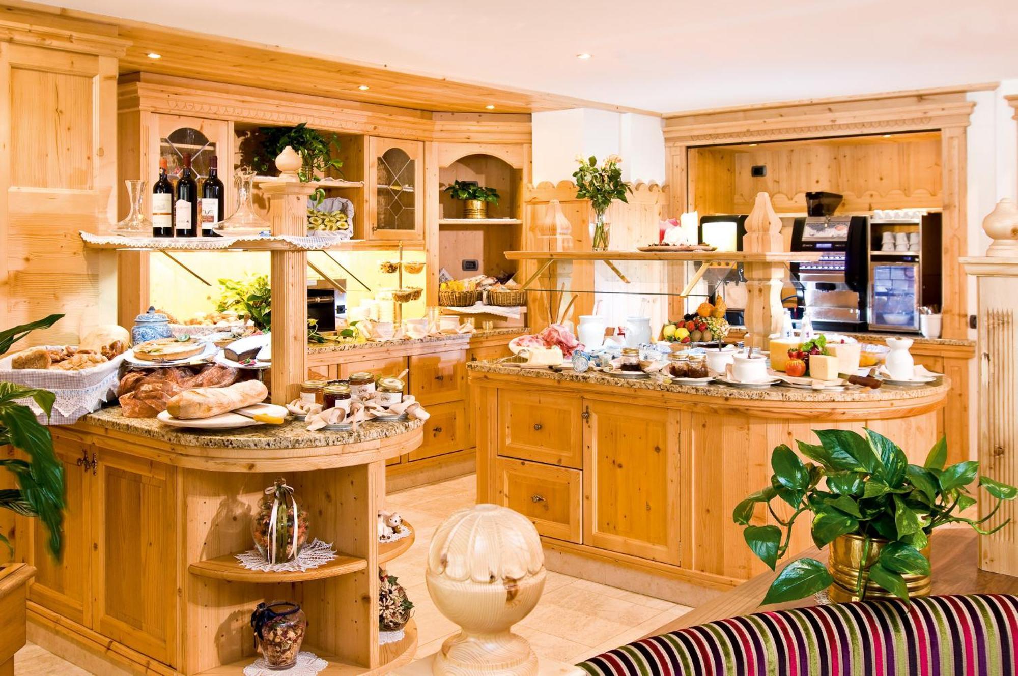 Boutique Hotel Diana Madonna Esterno foto